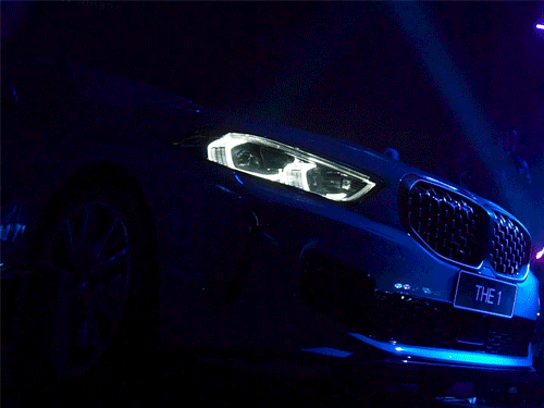 Bmw gif. BMW m5 f10.gif. Гиф БМВ м5. Машина с моргающими фарами. Гифки БМВ